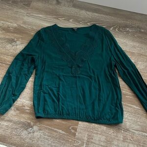 Express Blouse - 3/4 Sleeve Vneck with lace detailing